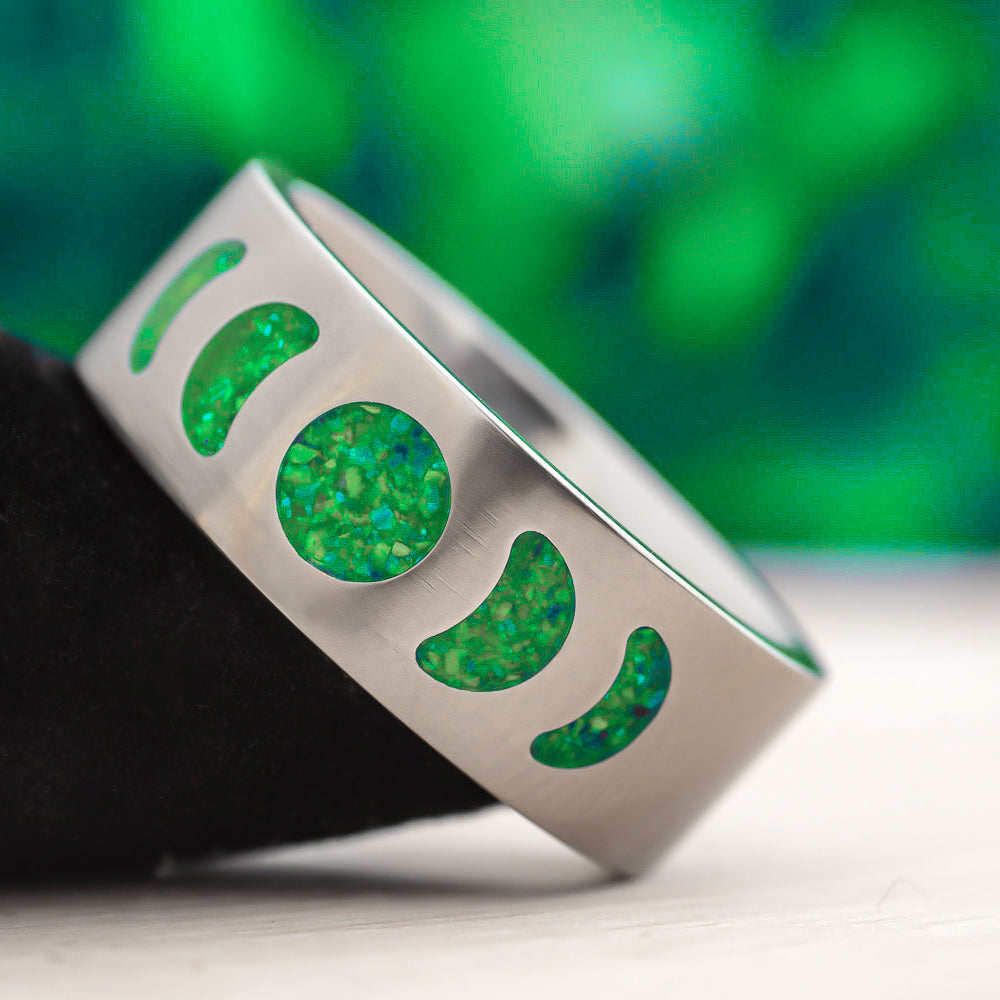 Moon Phase — Emerald Ring — handcrafted ring detail view 3